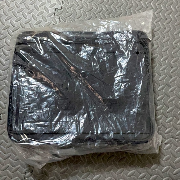 BRAND NEW! PORT branded laptop cases - Picture 7 of 7